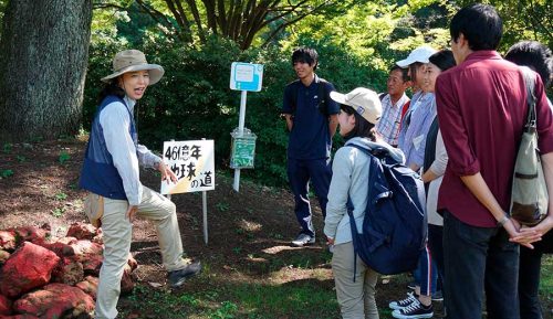 富良野自然塾東京校 プログラム4 46億年・地球の道 看板の前でインストラクターの解説を聞く参加者