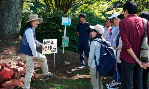 富良野自然塾東京校 プログラム4 46億年・地球の道 看板の前でインストラクターの解説を聞く参加者