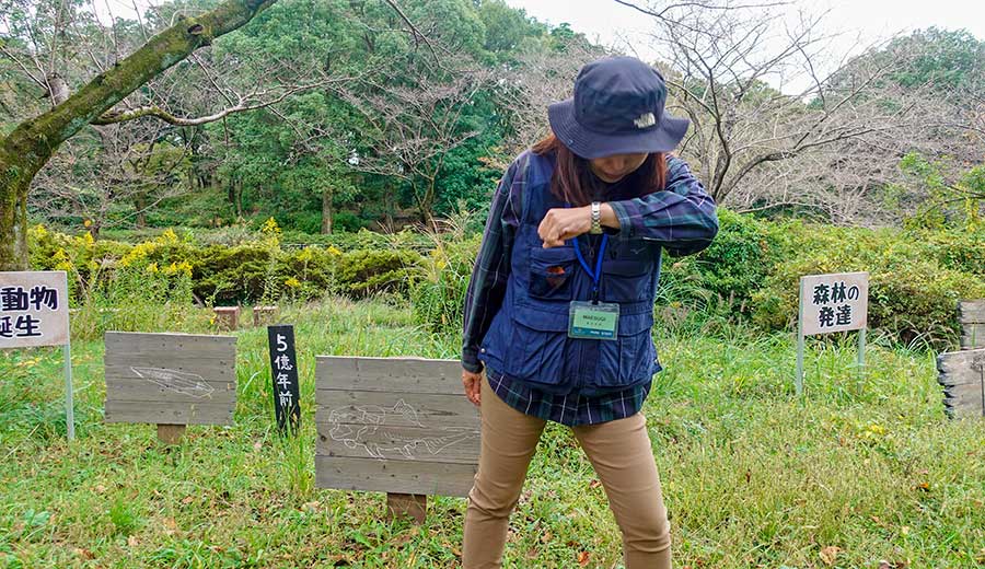 富良野自然塾東京校 プログラム4 46億年・地球の道 生物の気持ちを込めて演技をするインストラクター